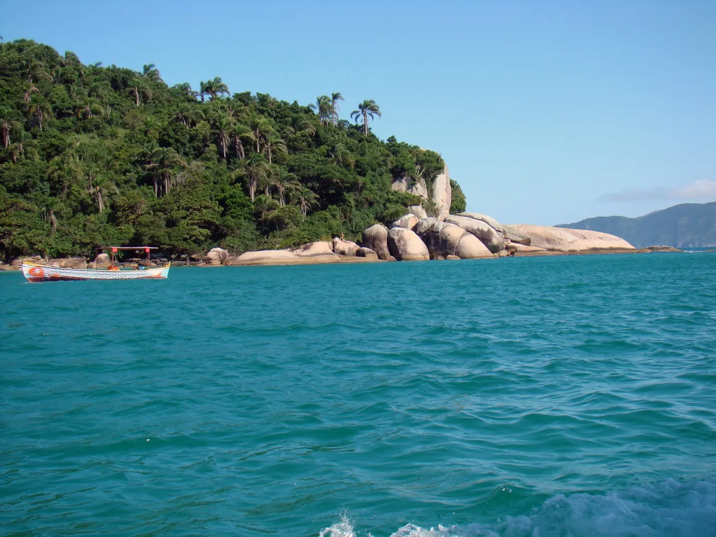 Agua turquesa frente a la Ilha do Campeche, Florianópolis